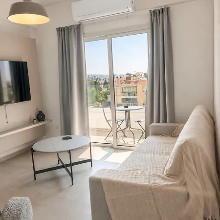 & Sea - 402 Modern 2br In * פאפוס