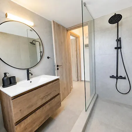 & Sea - 402 Modern 2br In * פאפוס